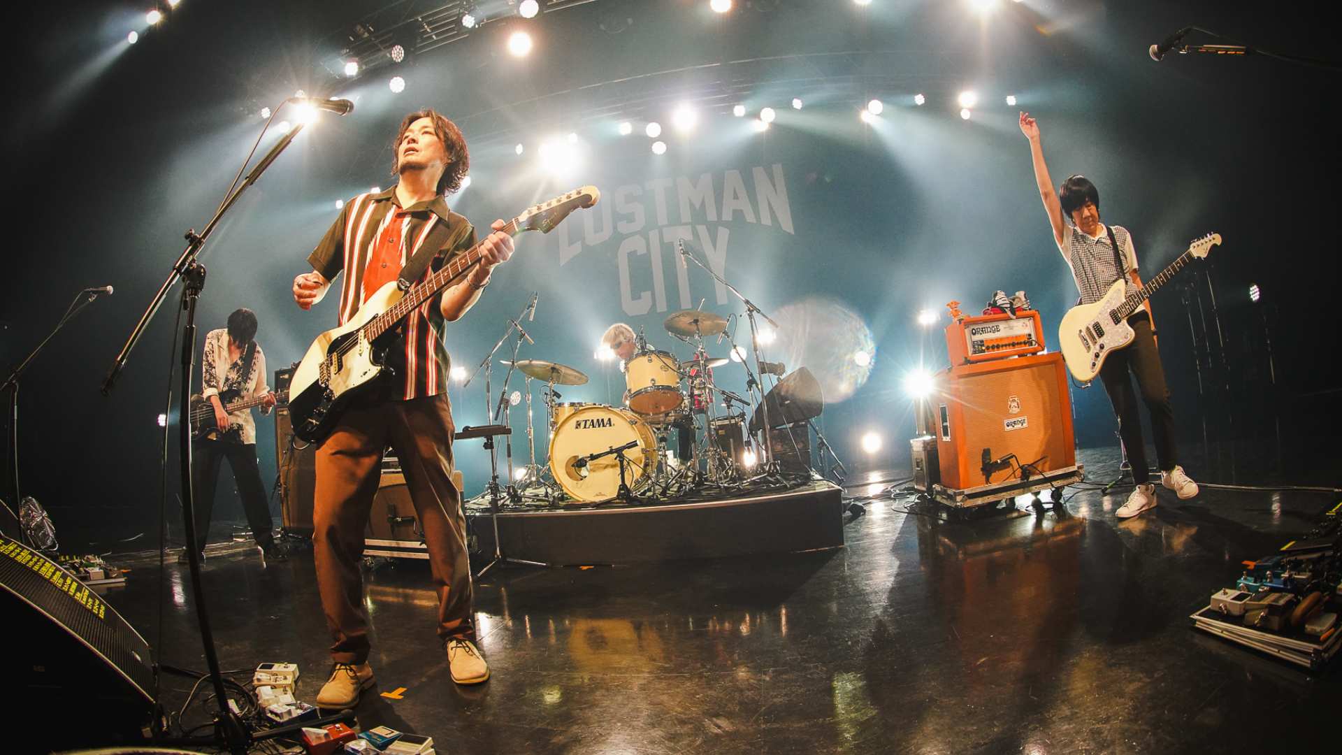 Shinichiro Sato performing with the pillows